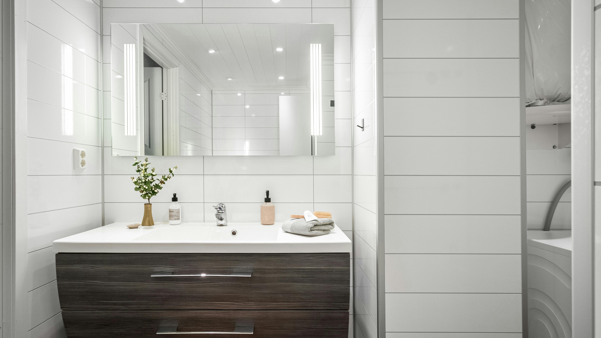 You are currently viewing Amazing Bathroom Ideas With Black Vanity That Instantly Elevate Your Space