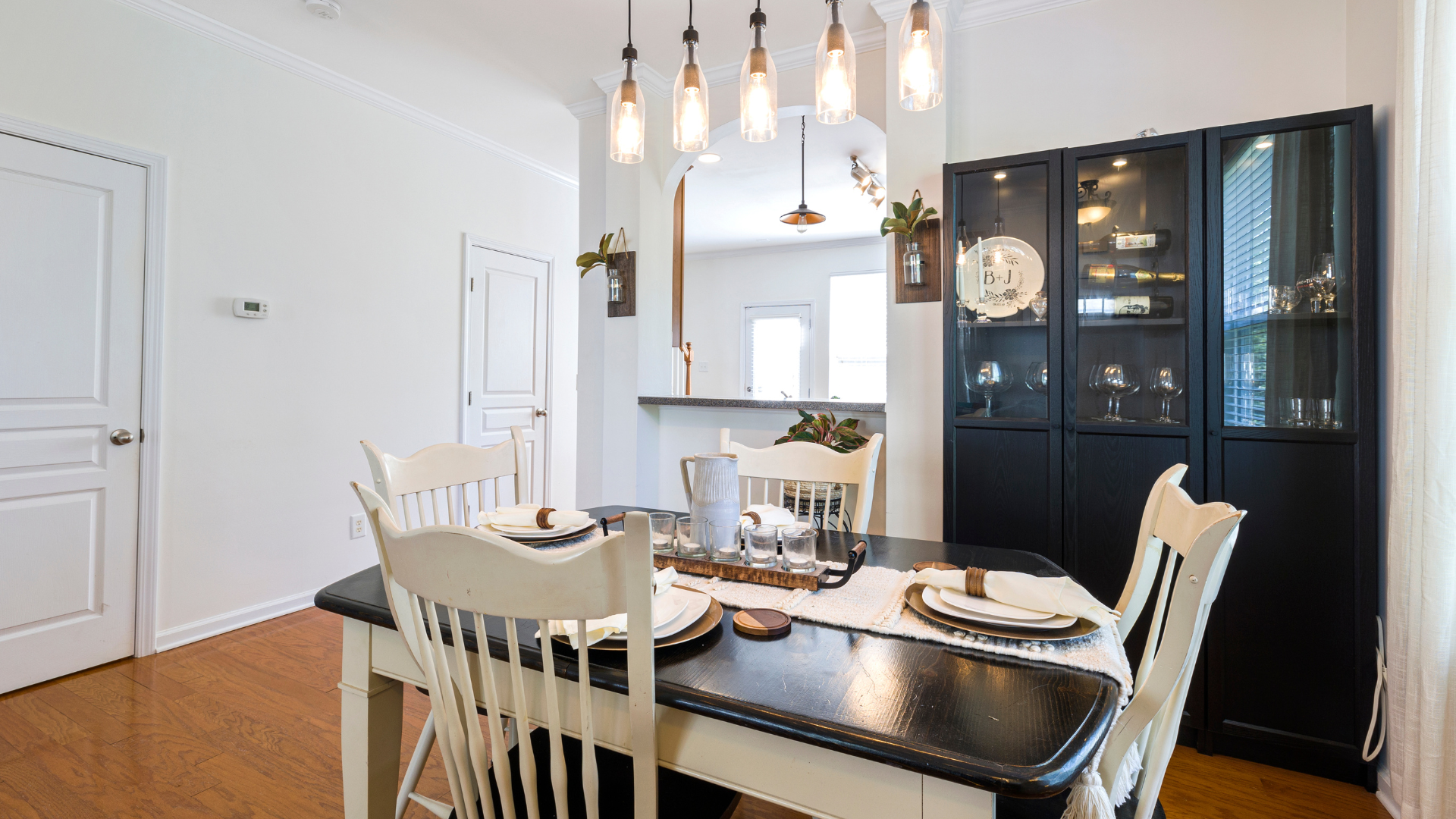 You are currently viewing Chic Dining Room Table Runner Ideas to Instantly Elevate Your Table