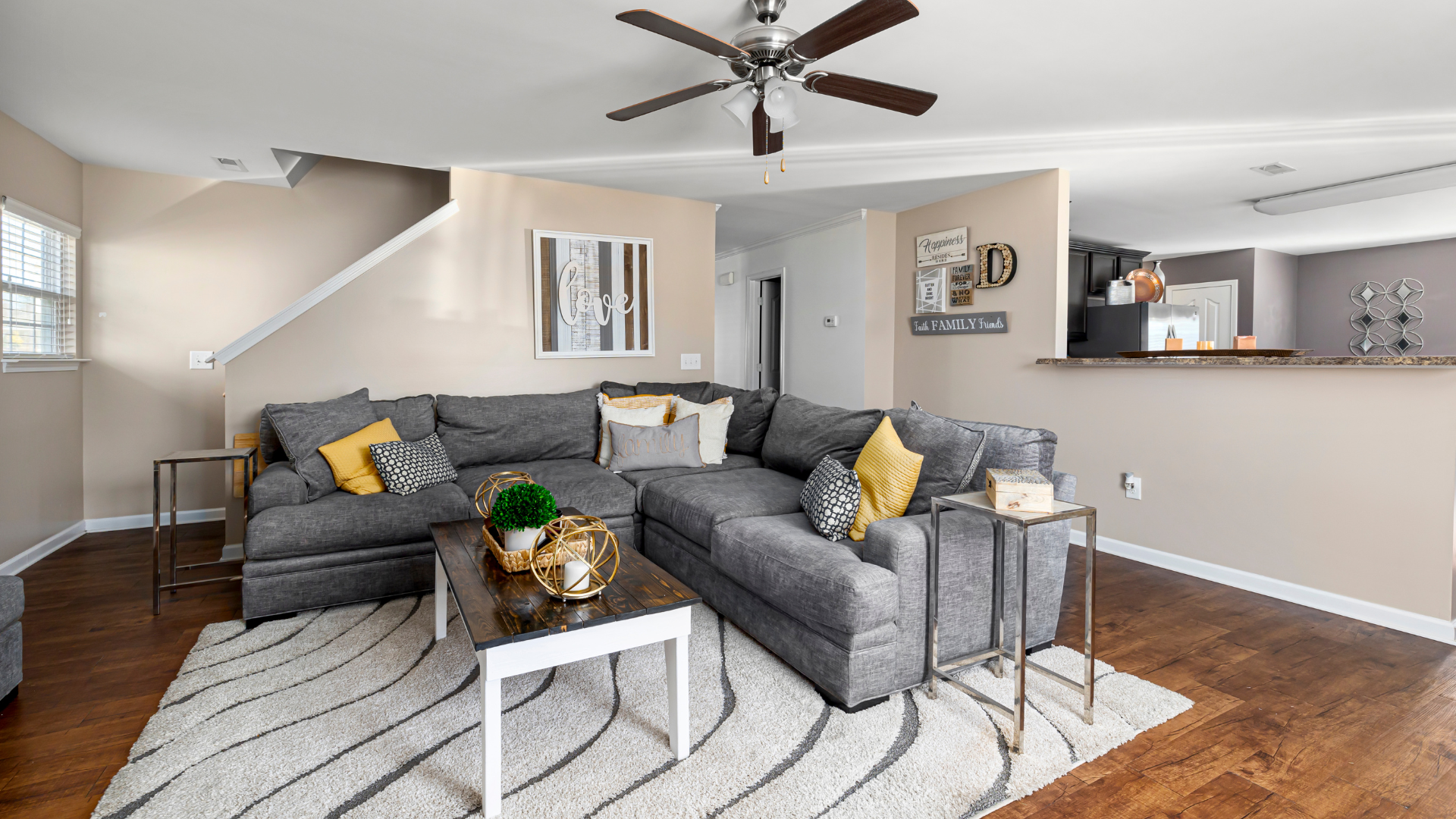 You are currently viewing 10 Idées de Salon Chaleureux et Cocooning avec un Canapé Gris qui Allient Confort, Style et Sérénité Moderne