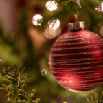 10 Idées de Table de Noël Rouge et Verte Qui Capturent la Magie Authentique des Fêtes