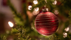 Read more about the article 10 Idées de Table de Noël Rouge et Verte Qui Capturent la Magie Authentique des Fêtes