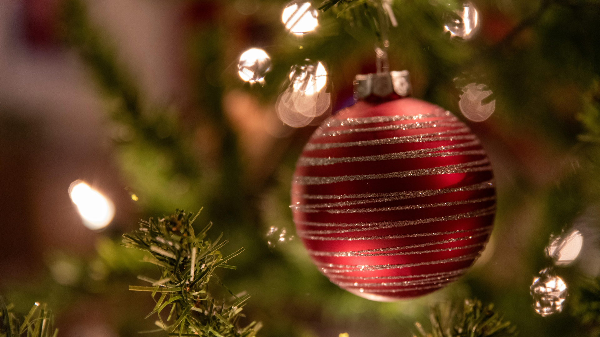 You are currently viewing 10 Idées de Table de Noël Rouge et Verte Qui Capturent la Magie Authentique des Fêtes